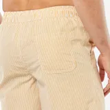 Short de baño color beige con rayas verticales finas color mostaza, cintura elástica con cordón ajustable y bolsillos laterales.