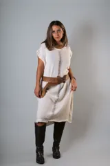 Vestido midi color crudo de algodón rústico, con textura central delantera y bordado en la espalda.