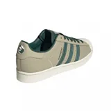 Championes Adidas Superstar color beige con detalles en verde oscuro y suela color crema.
