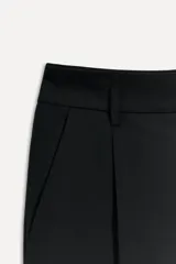 Pantalón negro de tiro medio confeccionado en hilatura con lana, con trabillas en la cintura, bolsillos laterales y de vivo en la espalda, pinzas en el delantero, pierna recta y cierre frontal con cremallera y botón.