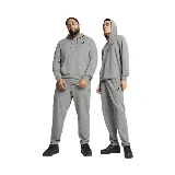 Pantalón de jogging Puma ESS No.1 Logo, color gris melange, con cintura elástica ajustable con cordón, bolsillos laterales y logo estampado en la pierna izquierda.