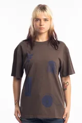 Remera unisex color marrón con cuello redondo y estampado azul con motivos de la naturaleza.
