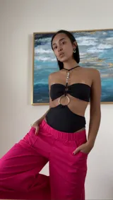 Pantalón fucsia de lino con pretina elástizada.