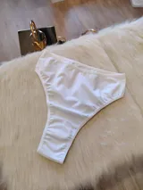 Bombacha de lycra blanca tipo tanga.