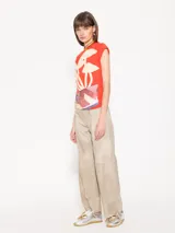 Musculosa amarilla con estampado de hongos en tonos lila y detalle de paisaje en la parte inferior.