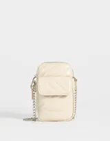 Porta celular color blanco crudo con efecto craquelado y diseño acolchado. Tiene acceso superior con cierre, bolsillo frontal con solapa y broche, y correa de cadena metálica.