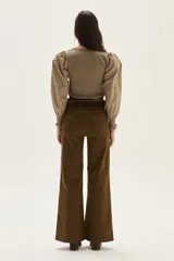 Top negro de calce al cuerpo con escote cuadrado amplio. Mangas largas abullonadas con puños elastizados.