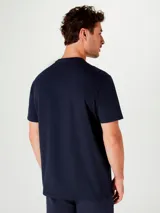 Camiseta blanca de algodón con escote en V y corte recto.