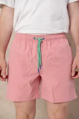 Short de baño liso color rosa con cordón de ajuste verde agua y detalles en azul.