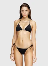 Sujetador de bikini negro con corte triangular y logo metálico en el centro del busto.