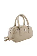 Cartera negra con correa larga regulable y desmontable, doble asa corta, cierre superior y logo de labios plateado. Interior forrado con bolsillos.