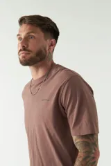 Remera negra de algodón con logo de la marca en el pecho.