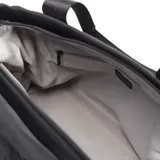 Bolso negro de tela con múltiples bolsillos externos, forro interior textil y correa de hombro ajustable.