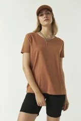 Remera básica negra de algodón con cuello redondo y mangas cortas.