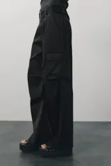 Pantalón cargo color ciruela de tiro medio con bolsillos delanteros, laterales y traseros. Incluye cinturón de la misma tela con hebilla metálica.