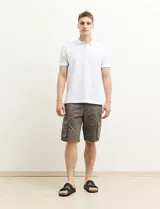 Bermuda cargo verde con seis bolsillos.