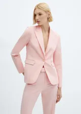 Blazer entallado color rosa pálido, con cuello de solapa de muesca, manga larga, hombros estructurados, dos bolsillos de ribete en la parte delantera, cierre de botón en la parte delantera, detalle de pinzas, abertura posterior y forro interior.