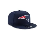 Gorra New Era 9Fifty color azul marino con logo bordado de los New England Patriots en el frente.