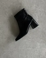 Bota negra de cuero vacuno con taco cuadrado y caña media.