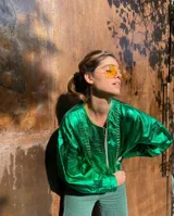 Campera marrón de cuero con cierre frontal, corte oversize, mangas abullonadas y puños ajustados.