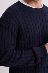 Buzo azul marino de punto con diseño de ochos.