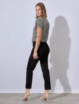 Pantalón recto negro en gabardina elastizada, marca Zac & Rachel. Pretina ancha con faja interna modeladora. Delantera con bolsillos simulados. Trasera con bolsillos ojal.