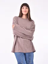 Buzo de tejido suave color gris oscuro, de corte holgado y mangas largas.