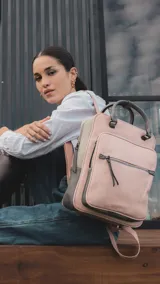 Mochila combinada en tres tonos de símil cuero: marrón, beige y negro. Tiene doble bolsillo frontal, asa de mano y correas regulables. En su interior tiene dos bolsillos con cierre y uno abierto con división para celular.