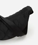Bandolera negra mediana con textura capitoné y formato de media luna.