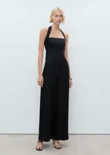Mono largo negro con escote halter y espalda descubierta.