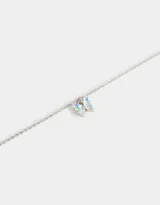 Cadena corta plateada con dije de mariposa de cristal iridiscente.