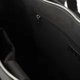 Maletín negro de símil cuero con doble asa corta y correa larga regulable. Tiene acceso con cierre, tres bolsillos externos con cierre, un bolsillo externo abierto, un bolsillo interno con cierre y dos bolsillos internos abiertos.
