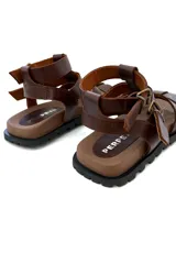 Sandalias de cuero color marrón chocolate, con múltiples tiras horizontales y ajuste con hebillas.