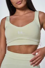 Conjunto deportivo color verde claro, compuesto por un top con breteles anchos y un short ajustado de cintura alta.