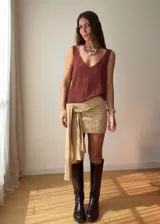 Mini falda marrón elastizada con lazo. El tono del color puede variar por diferencias en la composición de los hilados.