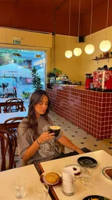 Remerón gris con efecto gastado y estampa de dos tigres blancos. Corte amplio y mangas cortas.