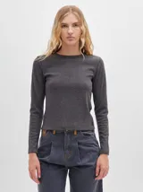 Remera gris de tejido acanalado, cuello redondo y corte crop.