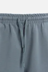 Bermuda negra relaxed fit confeccionada en tejido interlock de algodón con elasticidad. Cintura elástica ajustable con cordón. Bolsillos laterales y detalle de bolsillo trasero de plastrón.