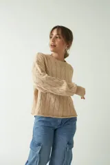 Sweater tejido con trama de ochos color fucsia, cuello redondo y corte cropped.