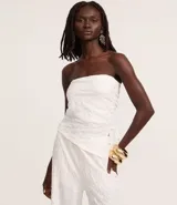 Top sin breteles de lentejuelas color blanco, con escote recto y lazo fruncido en el lateral.