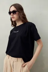 Remera color beige de manga corta con bordado frontal con la frase “L’amour toujours”.