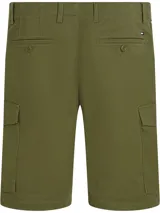 Bermuda cargo Tommy Hilfiger de color verde militar, con corte amplio y pierna recta. Confeccionada en sarga de algodón elástico, con dos bolsillos ribeteados en la cintura, dos bolsillos laterales tipo cargo y un bolsillo trasero de ojal con botón. Logo de Tommy Hilfiger bordado en la parte trasera.