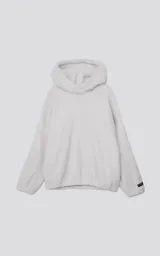 Hoodie blanco de piel de corderito sintético, corte oversize, con capucha ajustable con cordón y bolsillo canguro.