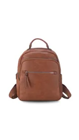 Mochila color caramelo de símil cuero, con dos bolsillos frontales con cierre y bolsillos laterales abiertos. Interior forrado con dos bolsillos con cierre y uno abierto. Tiene asa de mano y correas regulables.