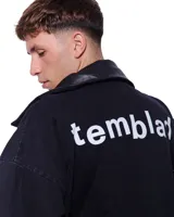 Campera bomber de jean azul con cuello de cuero negro y puños de algodón.