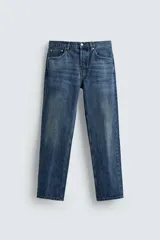 Pantalón de jean gris de corte recto, con cinco bolsillos, efecto lavado y cierre frontal con botones.