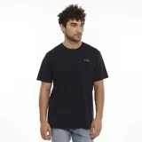 Remera de hombre Wrangler, color azul marino, de corte clásico y manga corta. Presenta un pequeño logo bordado en color naranja en el pecho.