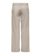 Pantalón de pana color beige, de corte recto y tiro bajo, con cierre de botón y cremallera, y pasadores para cinturón.