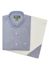 Camisa de vestir de hombre a rayas verticales azules y blancas, de corte regular fit, con cuello italiano, cierre con botones y bolsillo en el pecho con logo bordado.