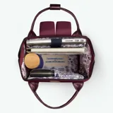Mochila en color burdeos con sistema MOLLE, compartimento acolchado para laptop y tirantes acolchados.